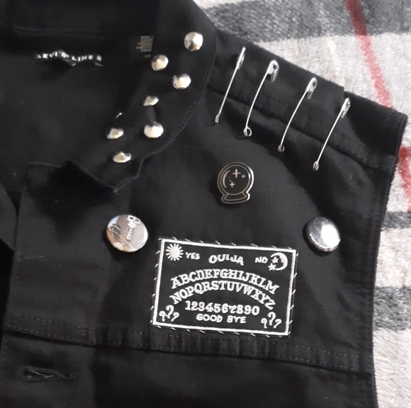 SOLD ❤️🔥Host Pick!❤️🔥Radass levis ouija board gothic horror vest! Black tag! - Picture 2 of 12